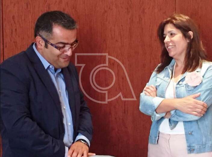 El funcionario Juan Esteban Méndez con la alcaldesa Carmen Hernández el 1 de agosto de 2016 cuanto tomó posesión del cargo (Foto TA)